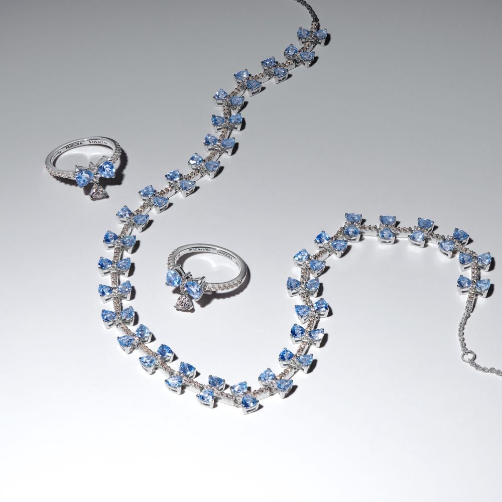 Bridgerton zilā tauriņa kaklarota