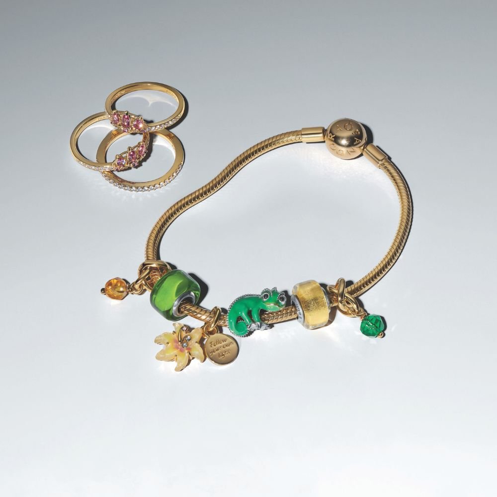 Tumsā spīdošs Disney sapinušos ziedu amulets