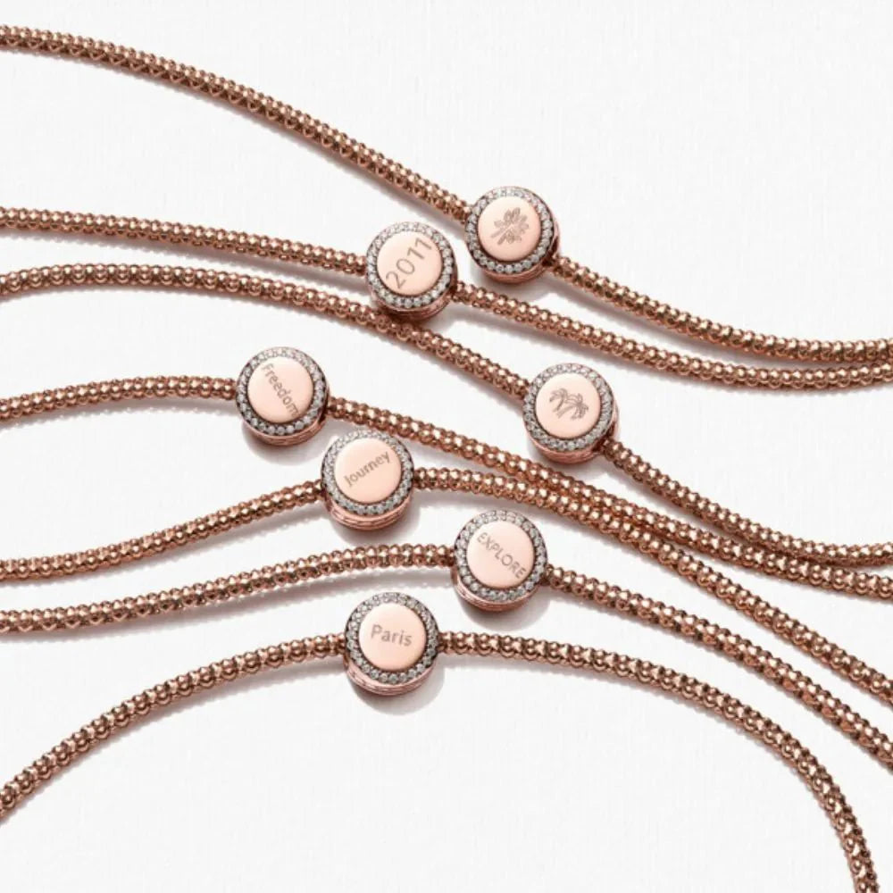 Mirdzošs iegravējams pogas amulets