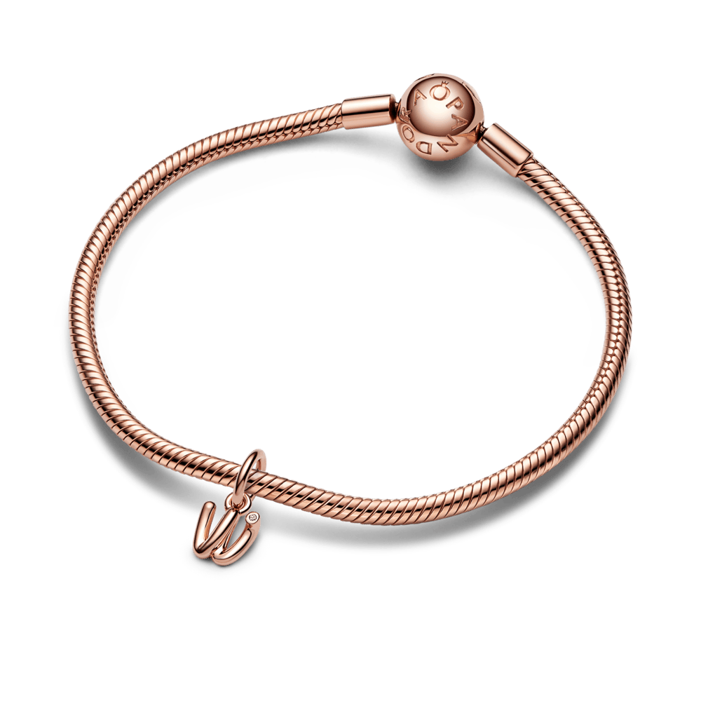 Piekarināmais alfabēta burta w amulets