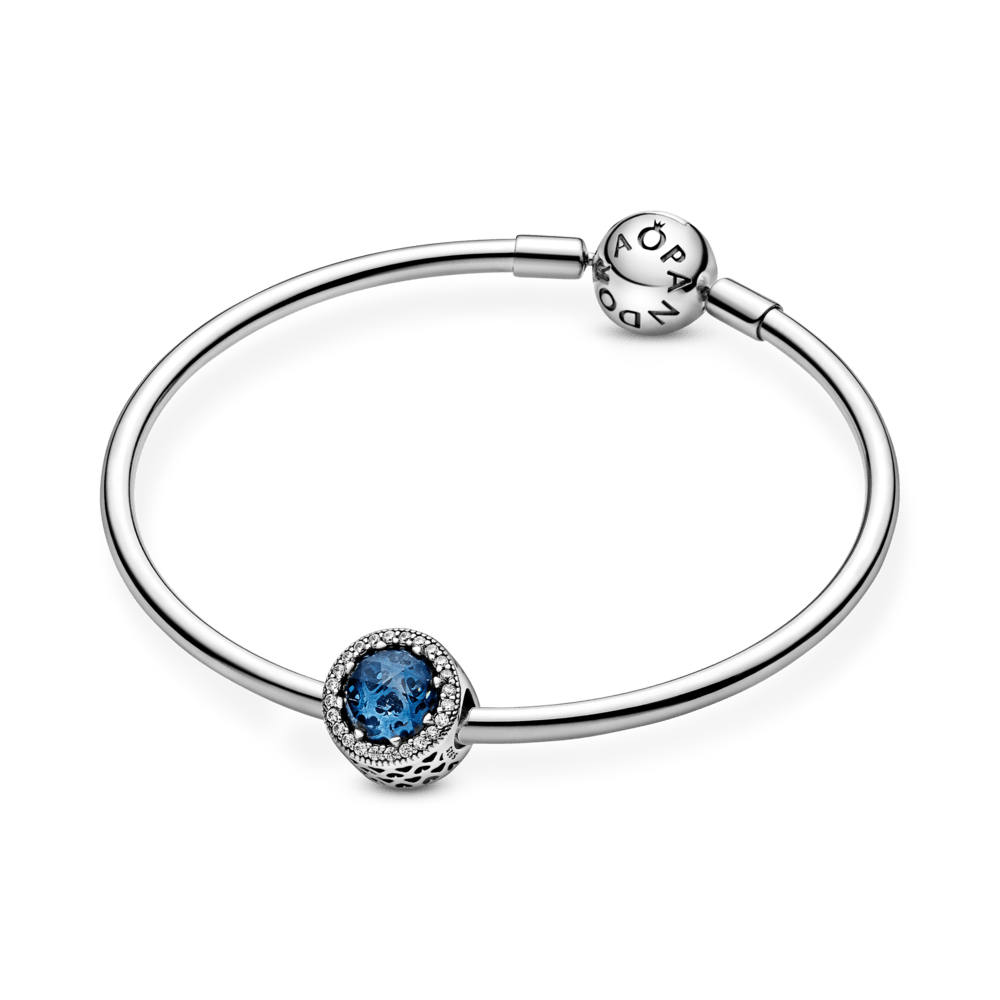 Mirdzošais tumši zilais amulets