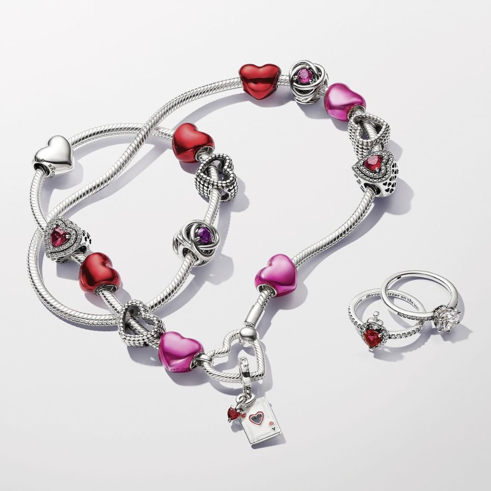 Metāliski rozā sirds formas amulets