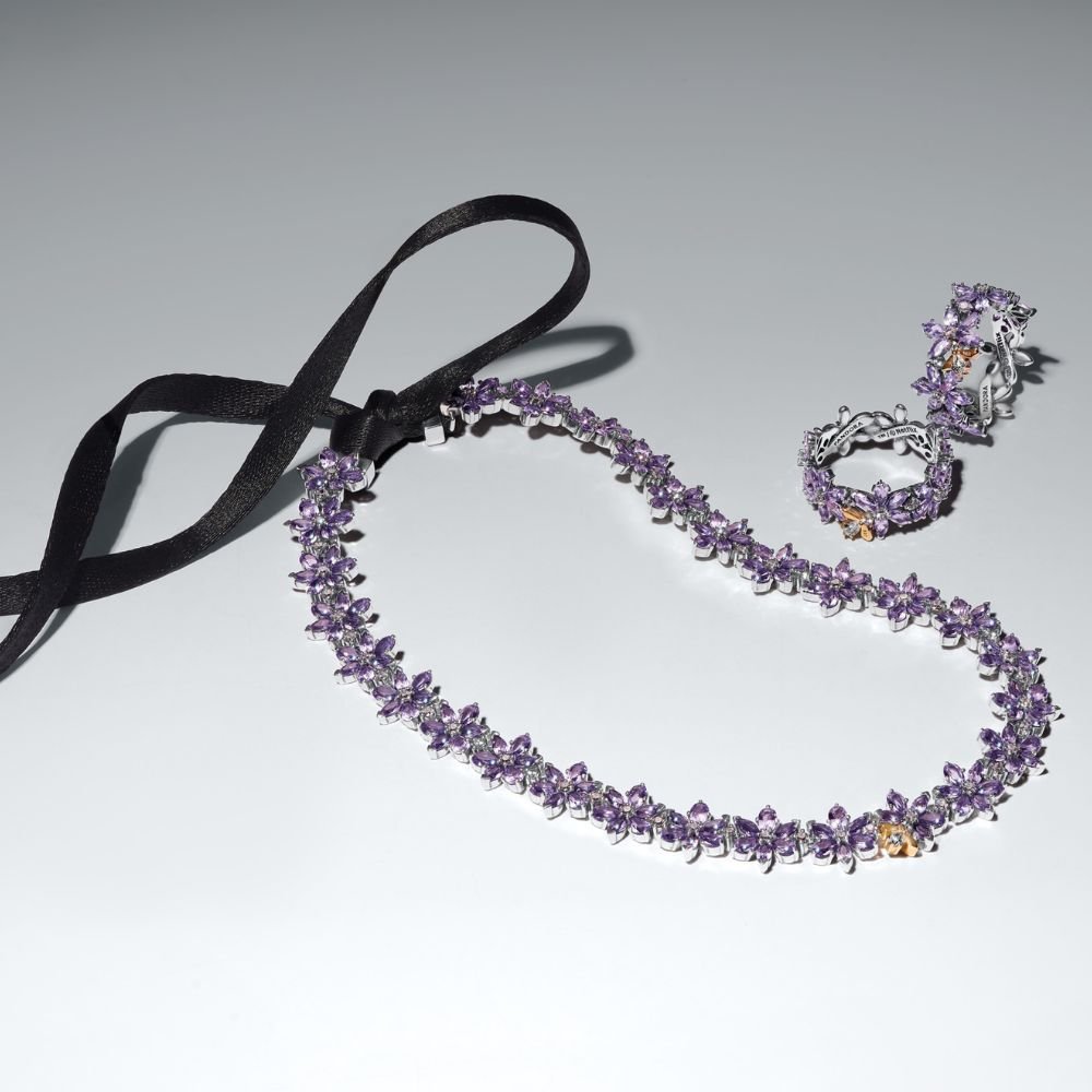 Bridgerton herbārija un bites kaklarota