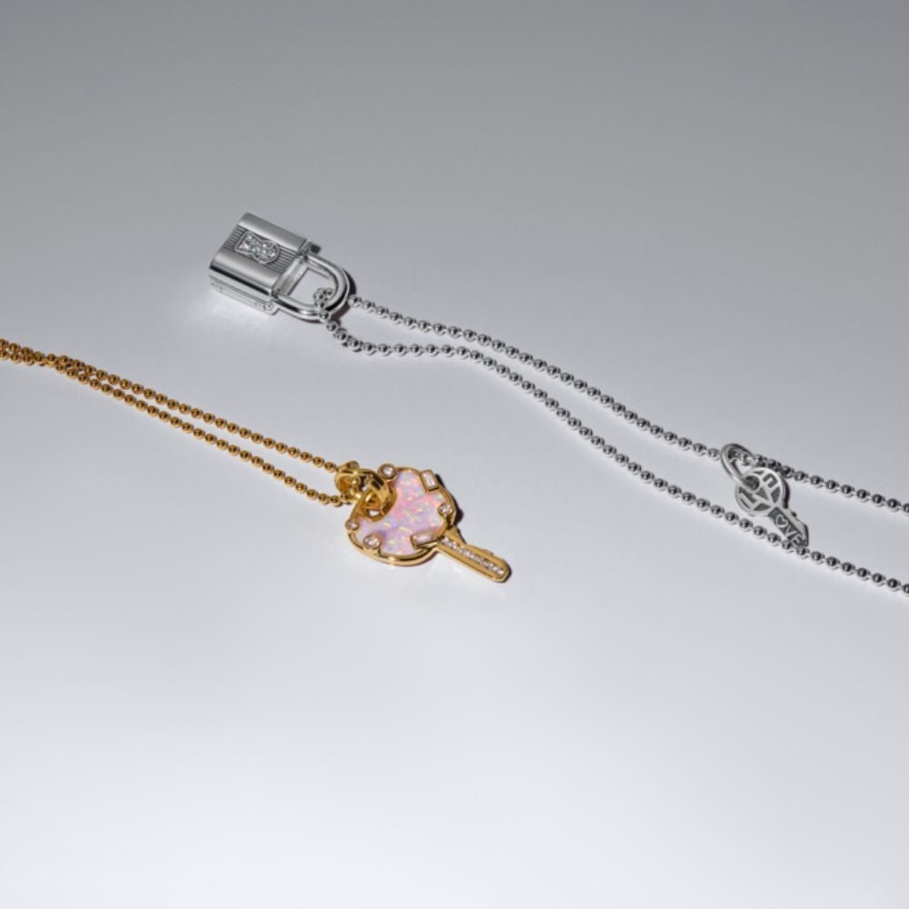 Kaklarota ar bumbiņu ķēdīti