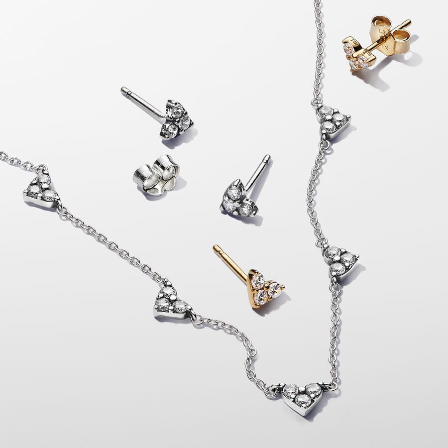 Segmentēta kaklarota ar sirsniņām, kas veidotas no trim akmeņiem