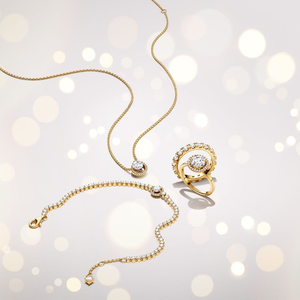 Mirdzošā riņķa rokassprādze ar tenisa motīvu