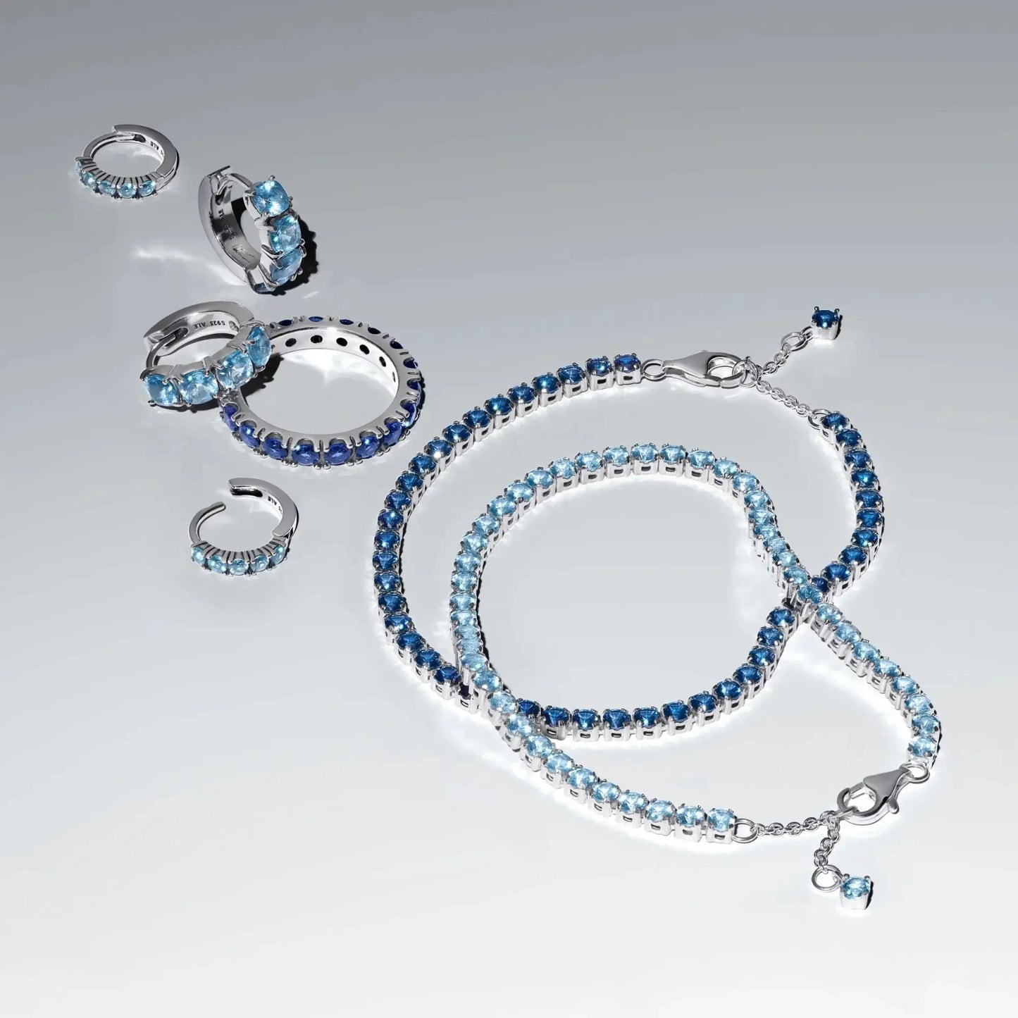 Gaiši zili Huggie auskari