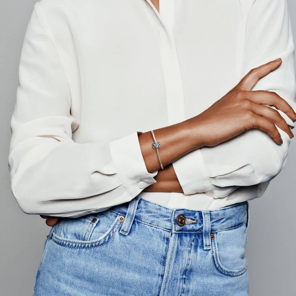 Zils, mirdzošs amulets