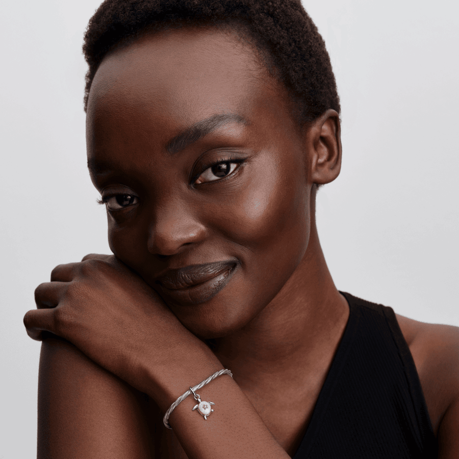 2026. gada rozā jūras bruņurupuča laboratorijā audzēta dimanta kulona amulets