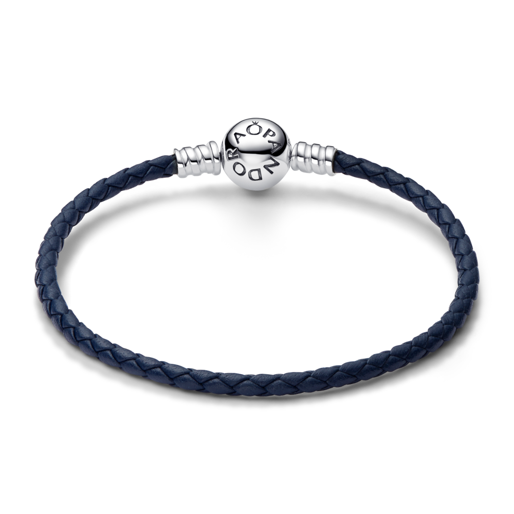 Pandora Moments apaļā aizdares zilā pītā ādas rokassprādze