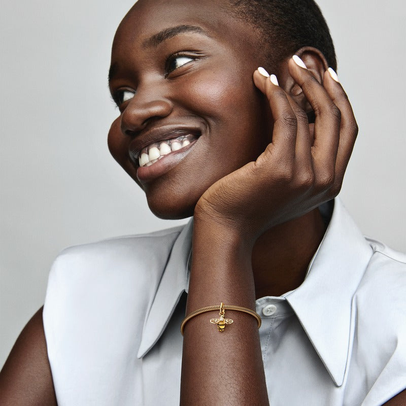 Mirdzošs piekarināmais bites amulets