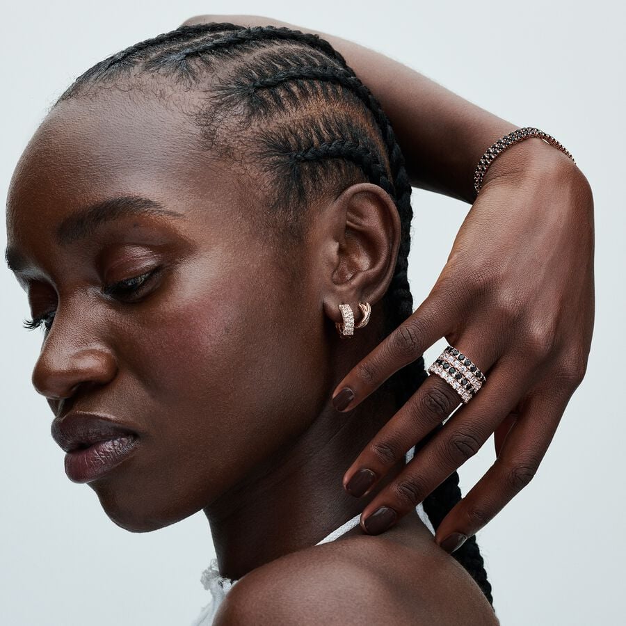 Mūžības gredzens ar melnu mirdzošu akmeņu rindu