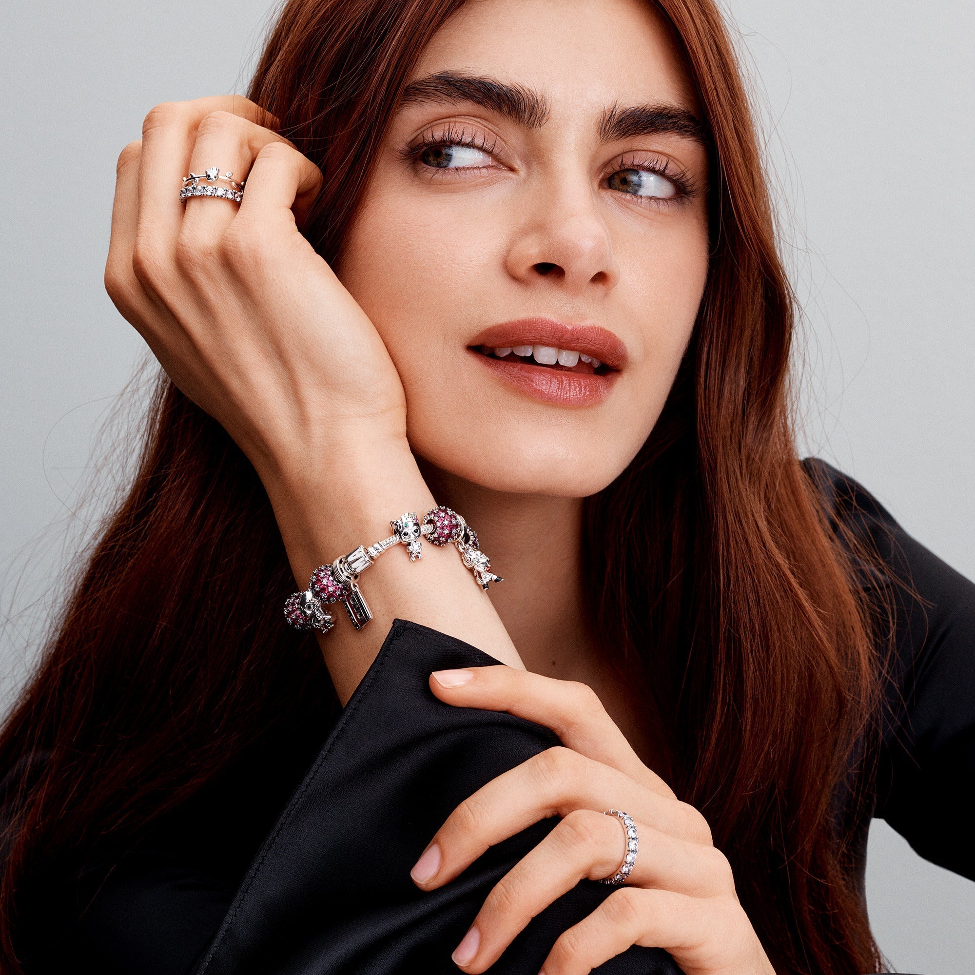 Apaļš mirdzoša Pavé rozā amulets