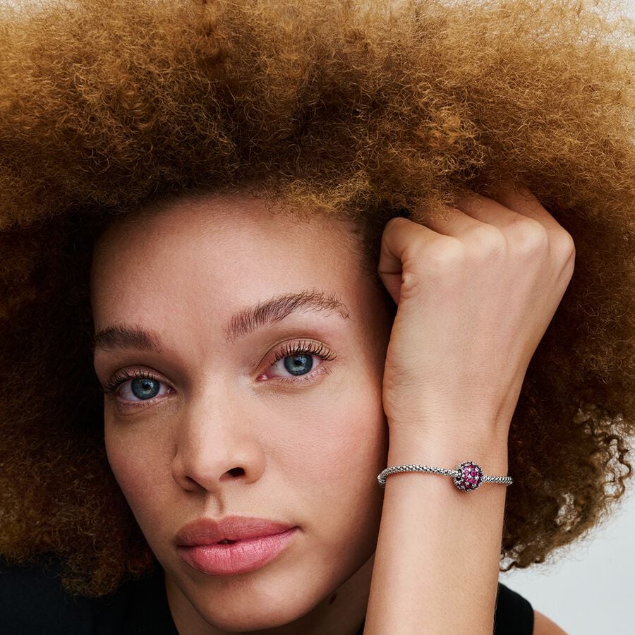 Apaļš mirdzoša Pavé rozā amulets