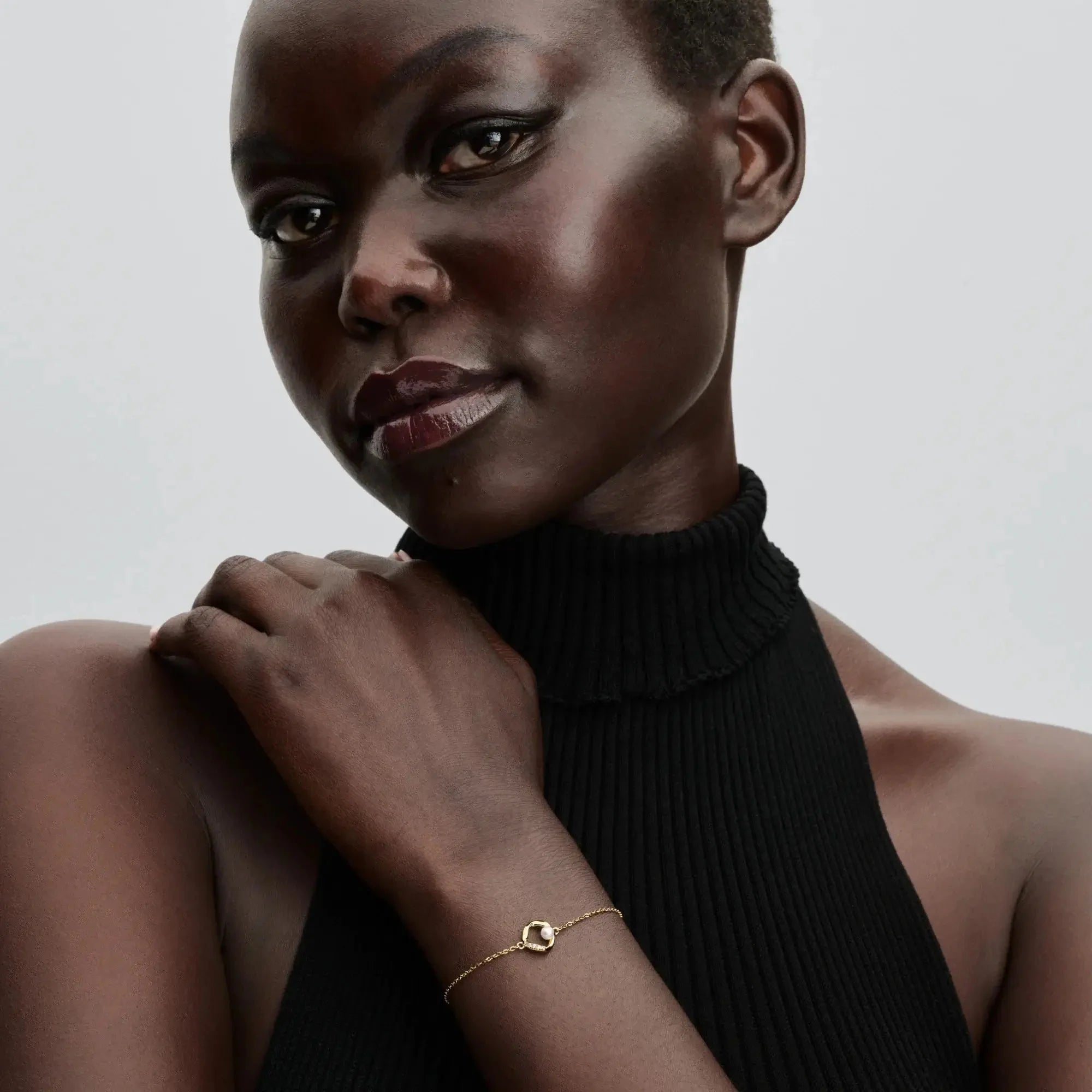 Rokassprādze ar organiski veidotu pavé apli un apstrādātu kultivētu saldūdens pērli