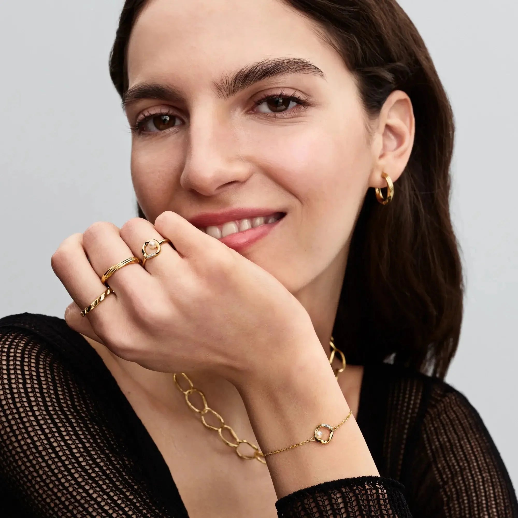 Rokassprādze ar organiski veidotu pavé apli un apstrādātu kultivētu saldūdens pērli