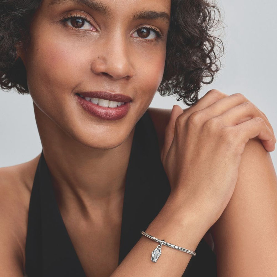 Tumsā spīdoša atverāma zārka amulets