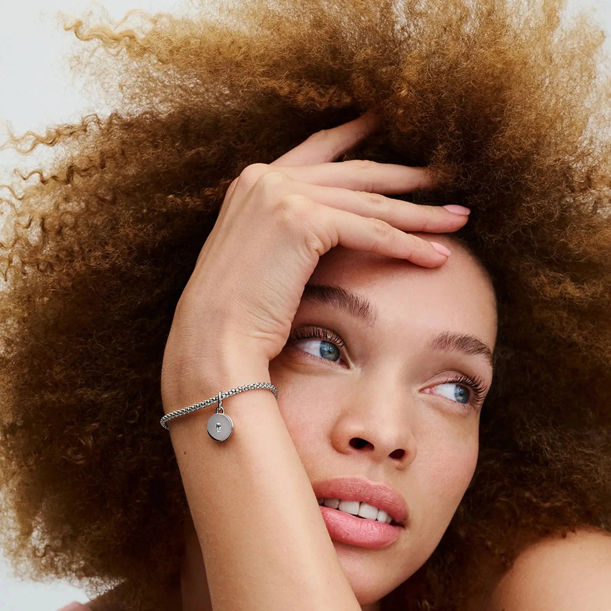 Atverams un gravējams mīlestības medaljona amulets