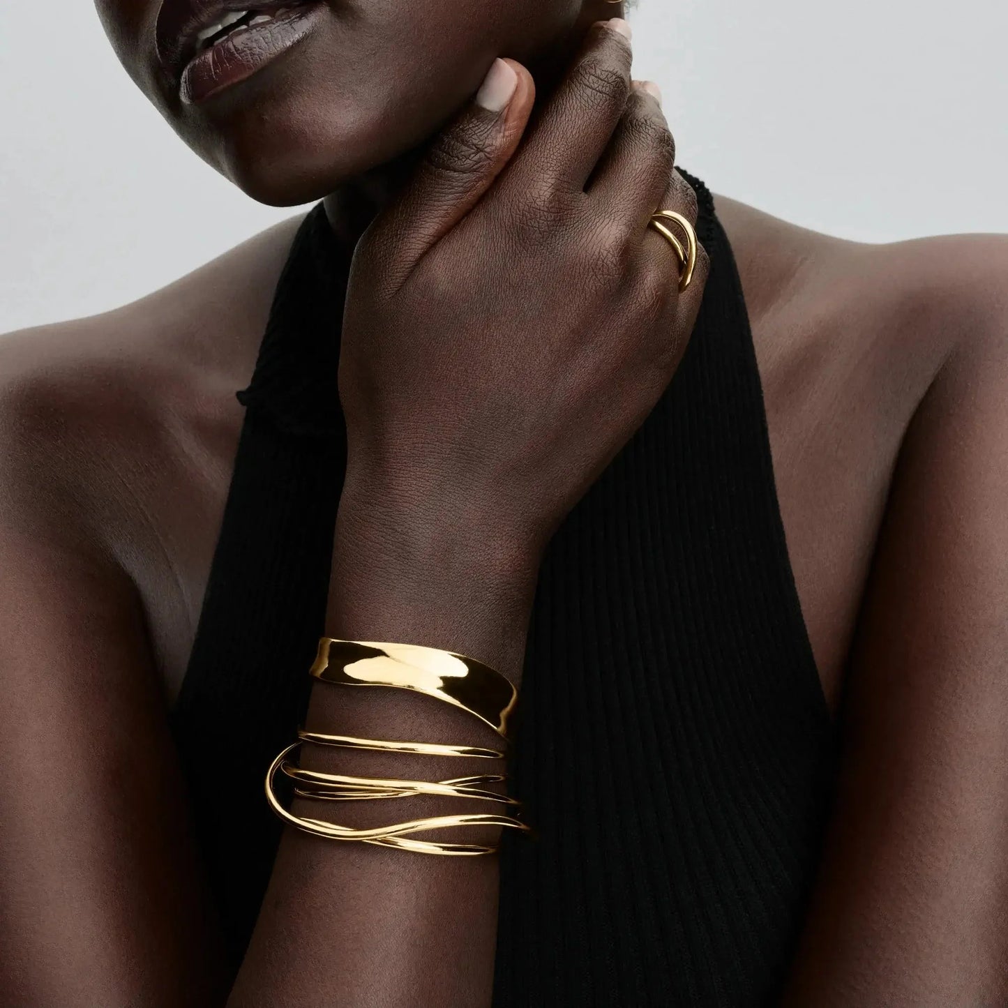 Atvērta, izturīga organiskas formas stieples aproce