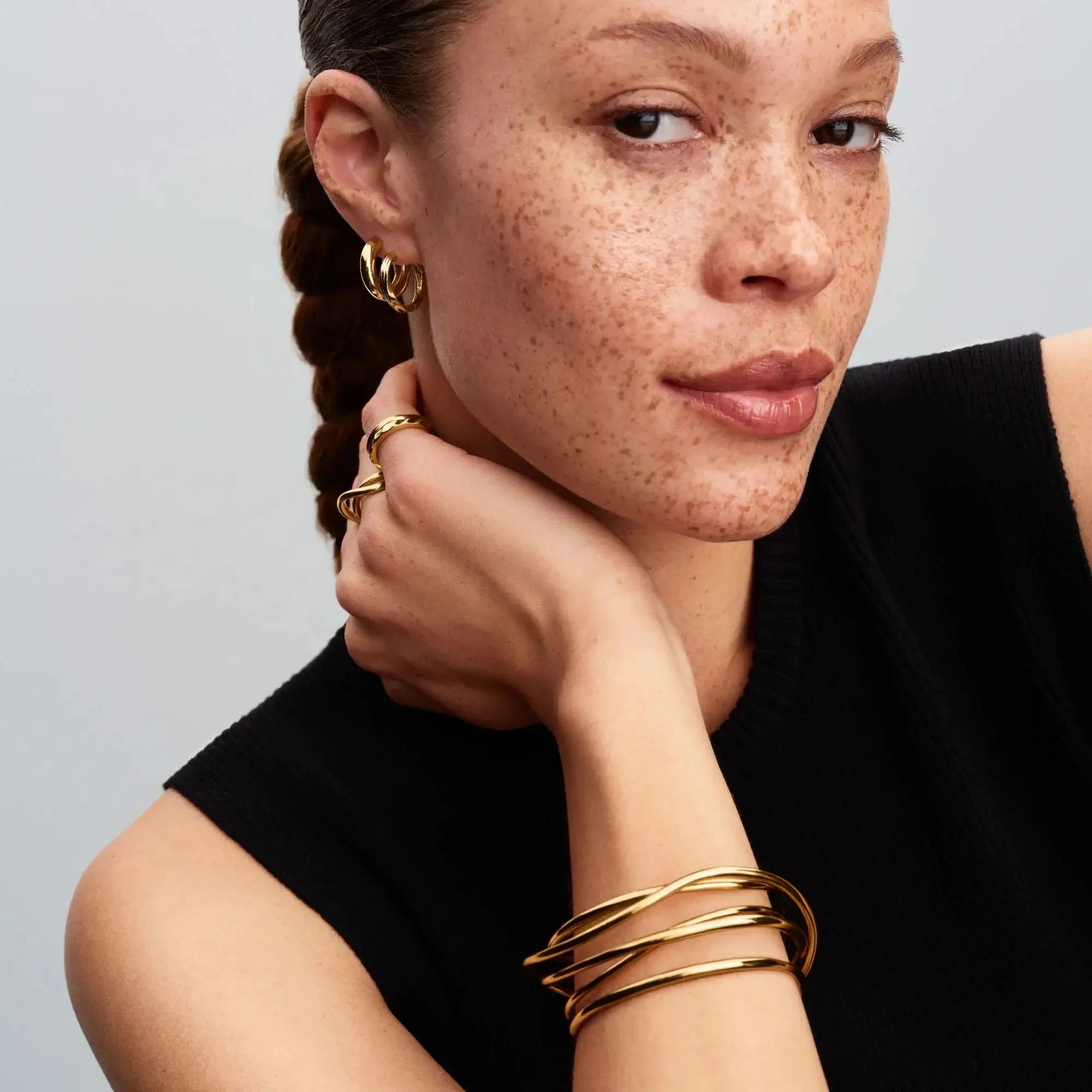 Atvērta, izturīga organiskas formas stieples aproce