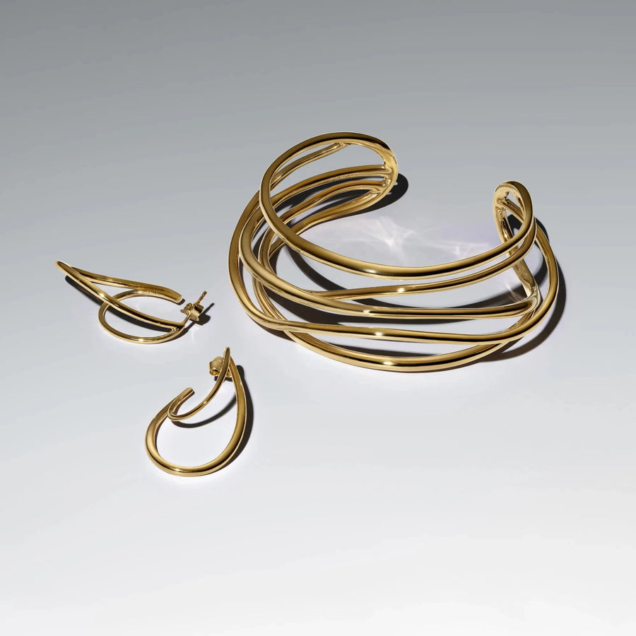 Atvērta, izturīga organiskas formas stieples aproce