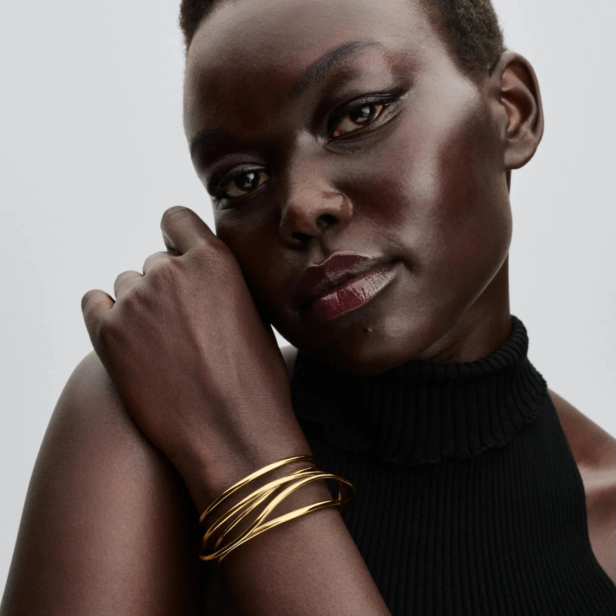 Atvērta, izturīga organiskas formas stieples aproce