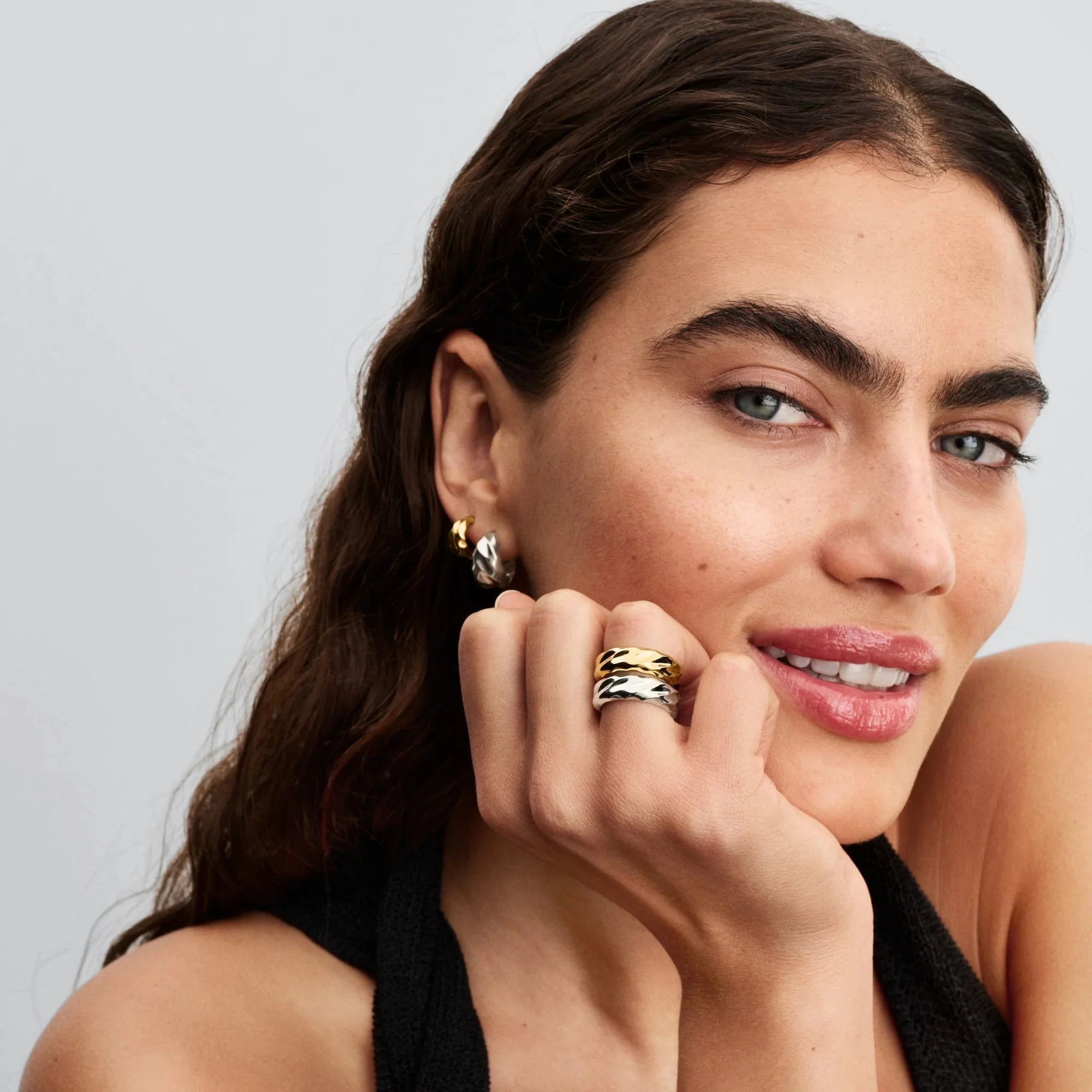 Viļņainas tekstūras plats stīpas gredzens