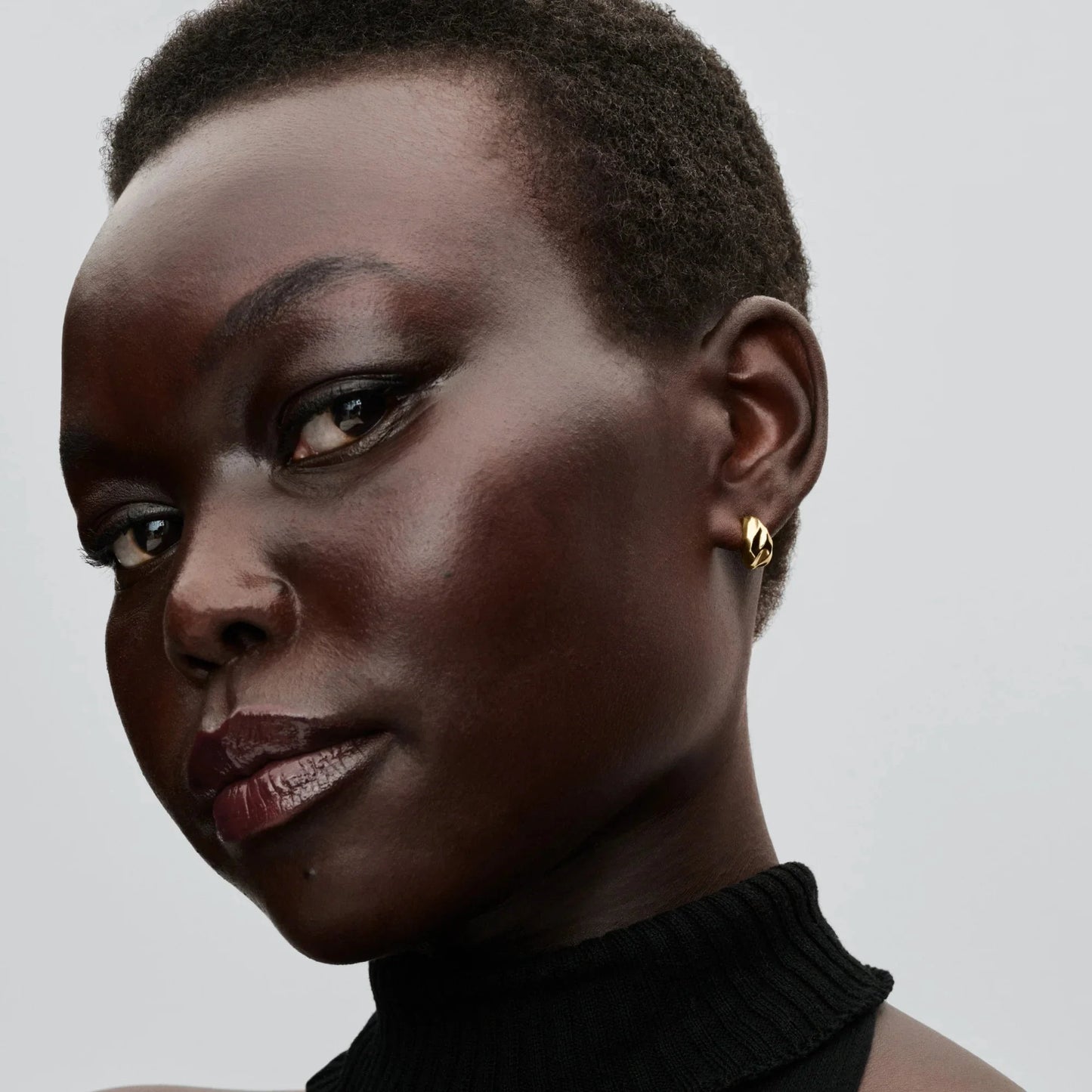 Atvērti stīpiņu auskari ar viļņainu tekstūru