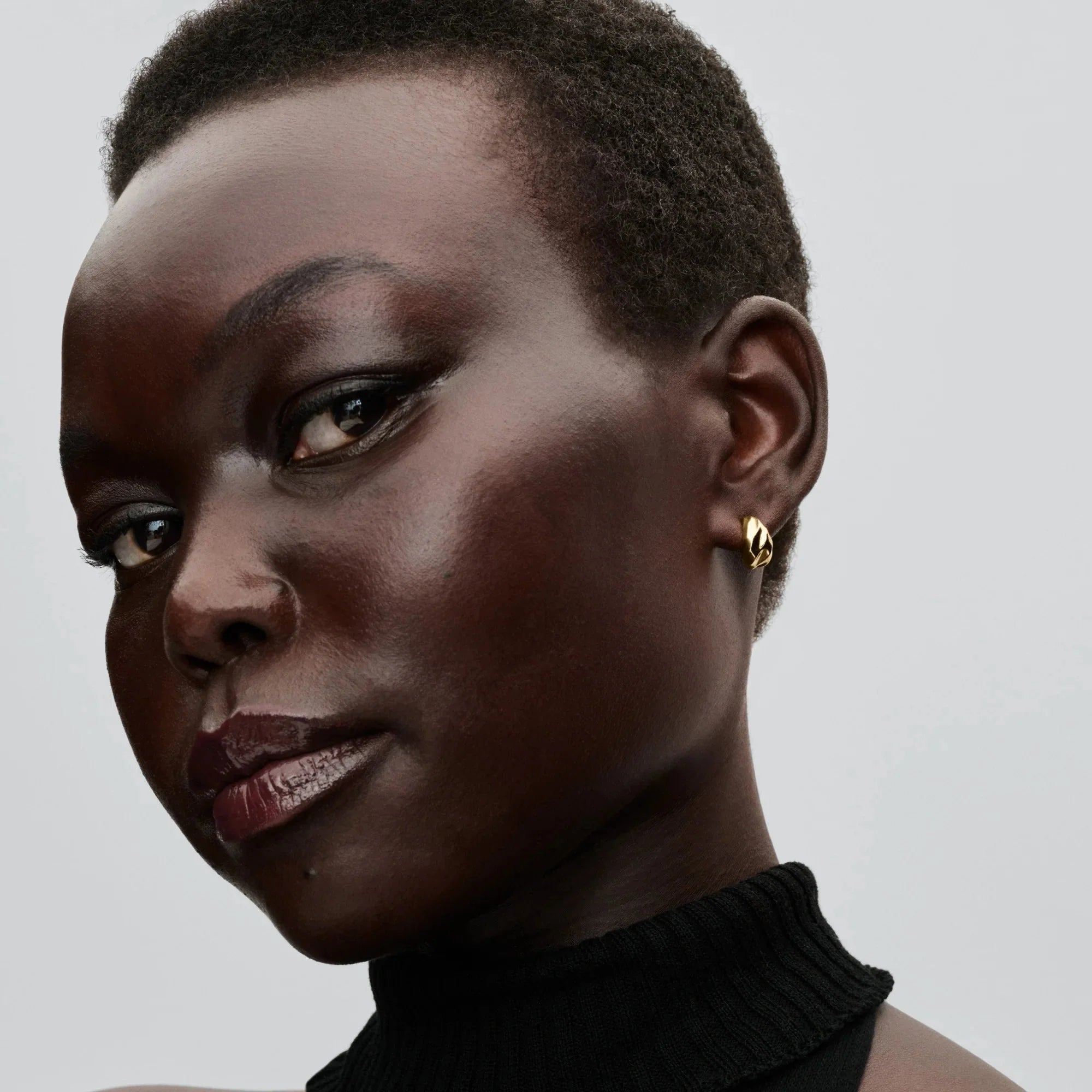 Atvērti stīpiņu auskari ar viļņainu tekstūru