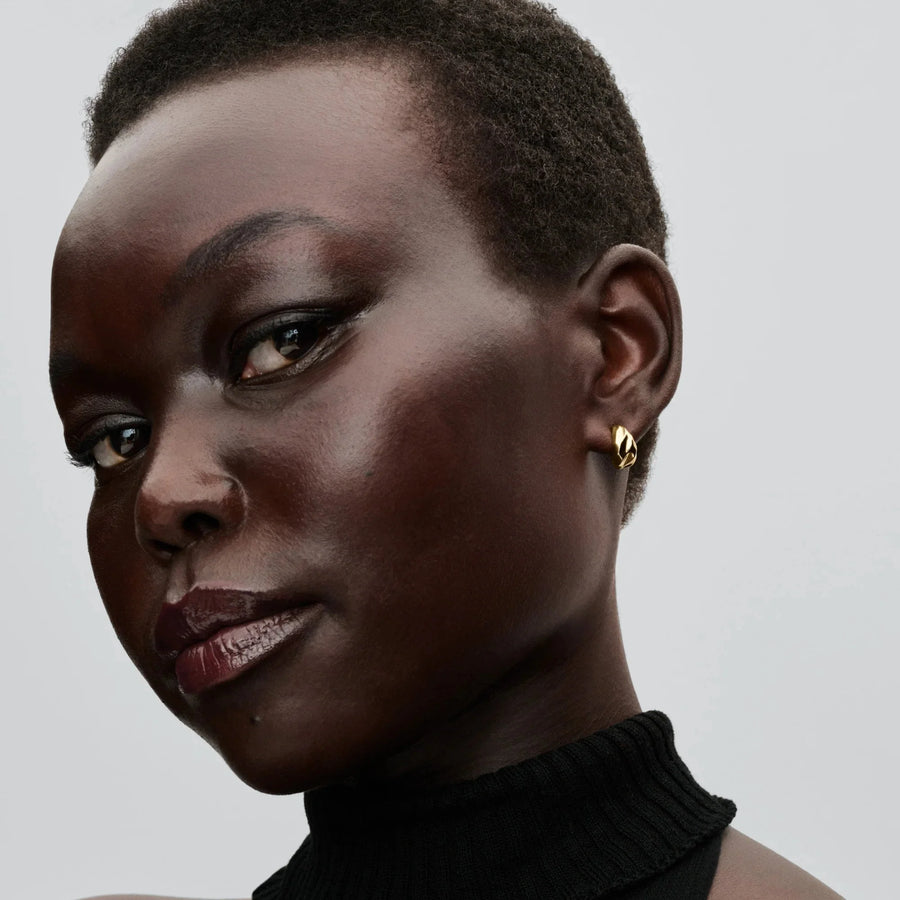 Atvērti stīpiņu auskari ar viļņainu tekstūru