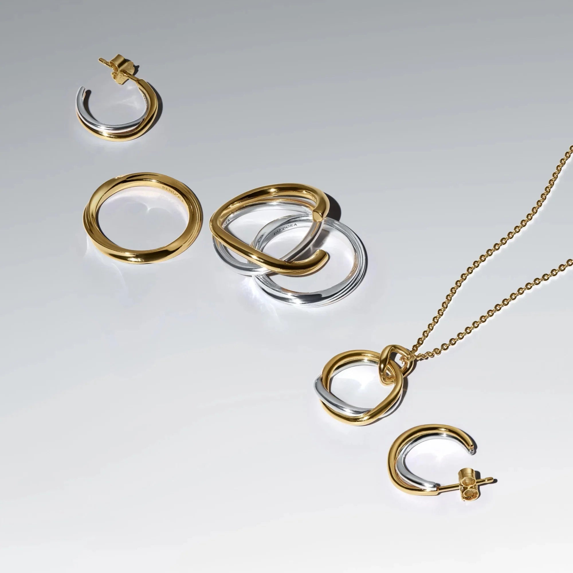 Atvērti divkrāsu organiskie stīpiņu auskari