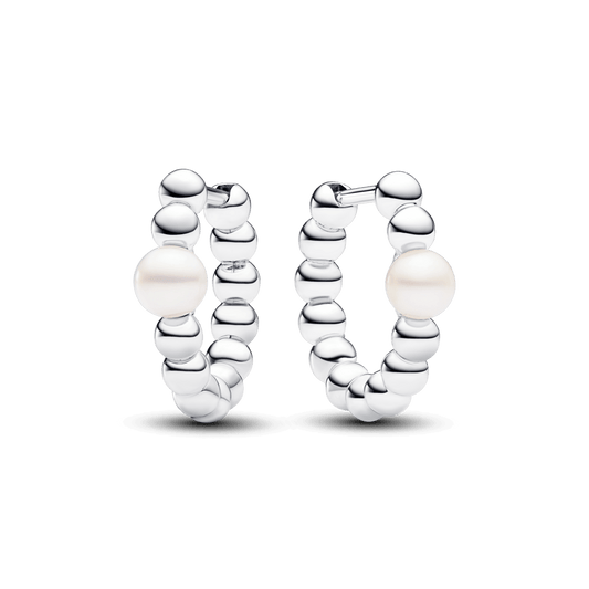 Kniedes auskari ar apstrādātām, kultivētām saldūdens pērlēm un krellēm