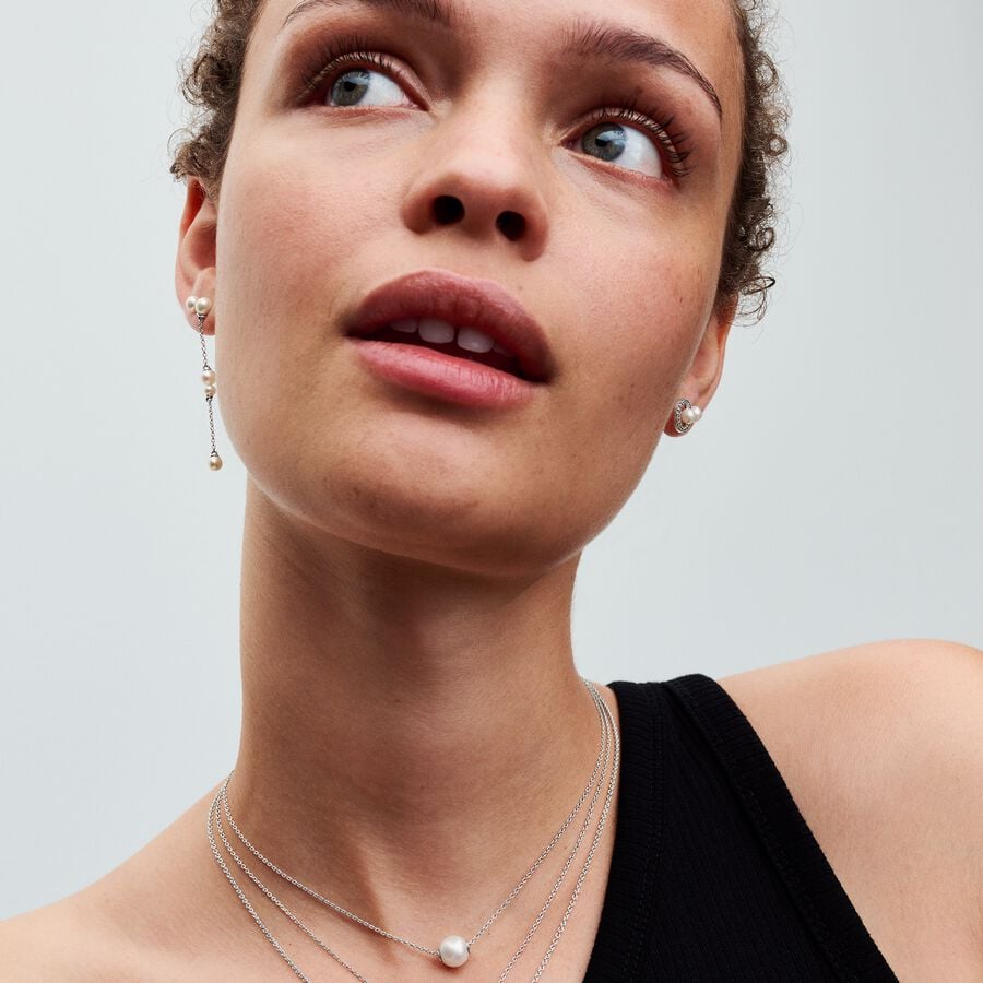 Auskarai smeigės su apdorotais, dirbtiniu būdu išaugintais gėlavandeniais perlais ir pavé stiliumi inkrustuotų akmenėlių aureole - Pandora Lietuva