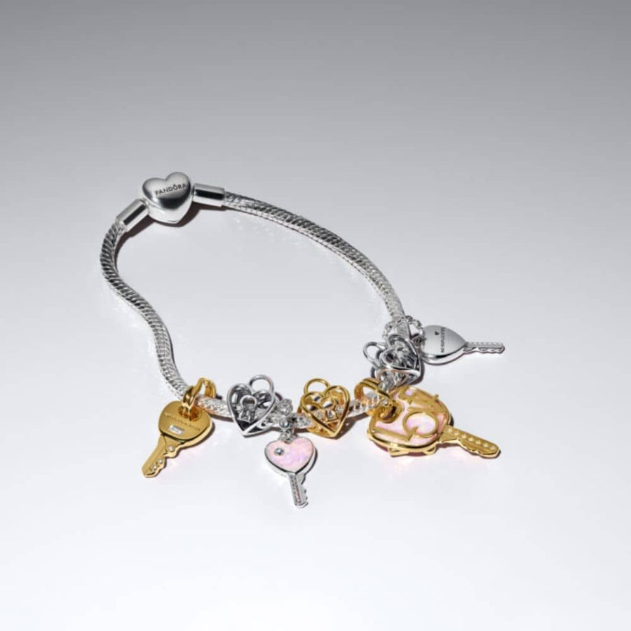 Opalescējošs sirds formas atslēgas amulets