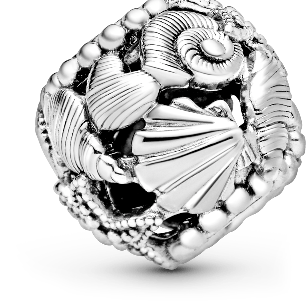 Ažūra rakstā veidots jūraszvaigznes, gliemežvāku un sirsniņu amulets
