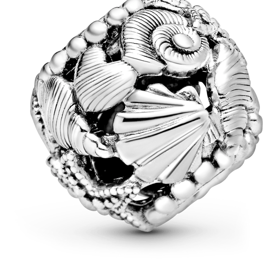 Ažūra rakstā veidots jūraszvaigznes, gliemežvāku un sirsniņu amulets