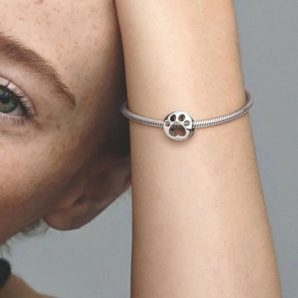 Ažūra rakstā veidots ķepas nospieduma amulets