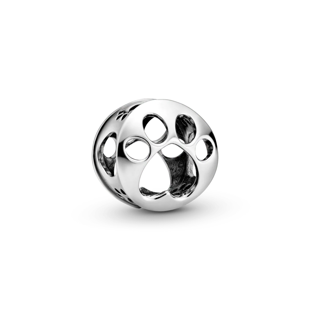 Ažūra rakstā veidots ķepas nospieduma amulets