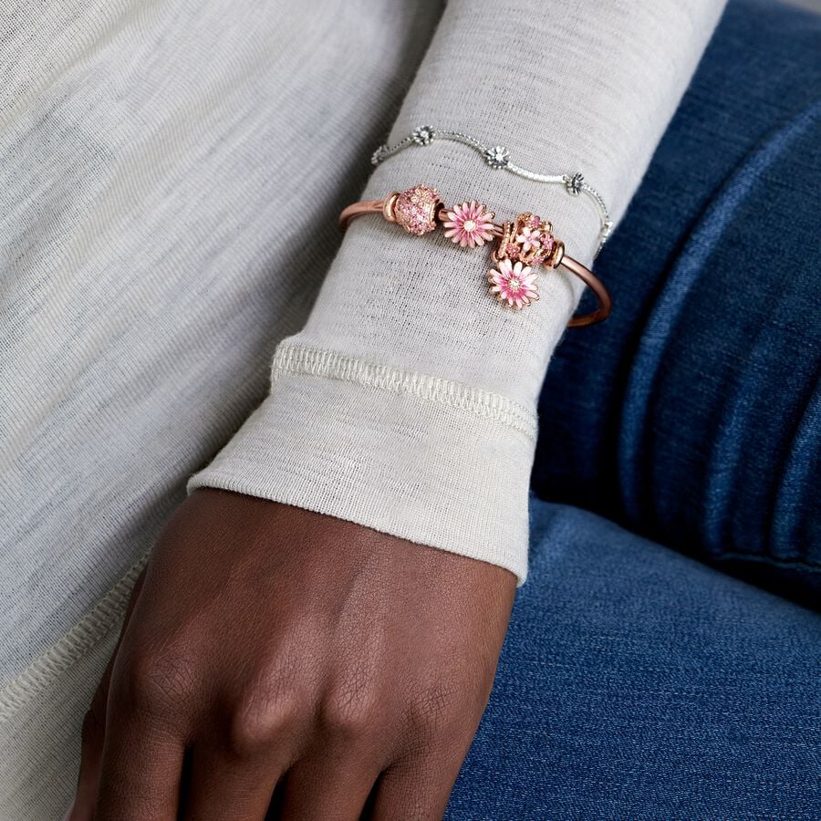 Ažūra rakstā veidots rozā margrietiņas amulets