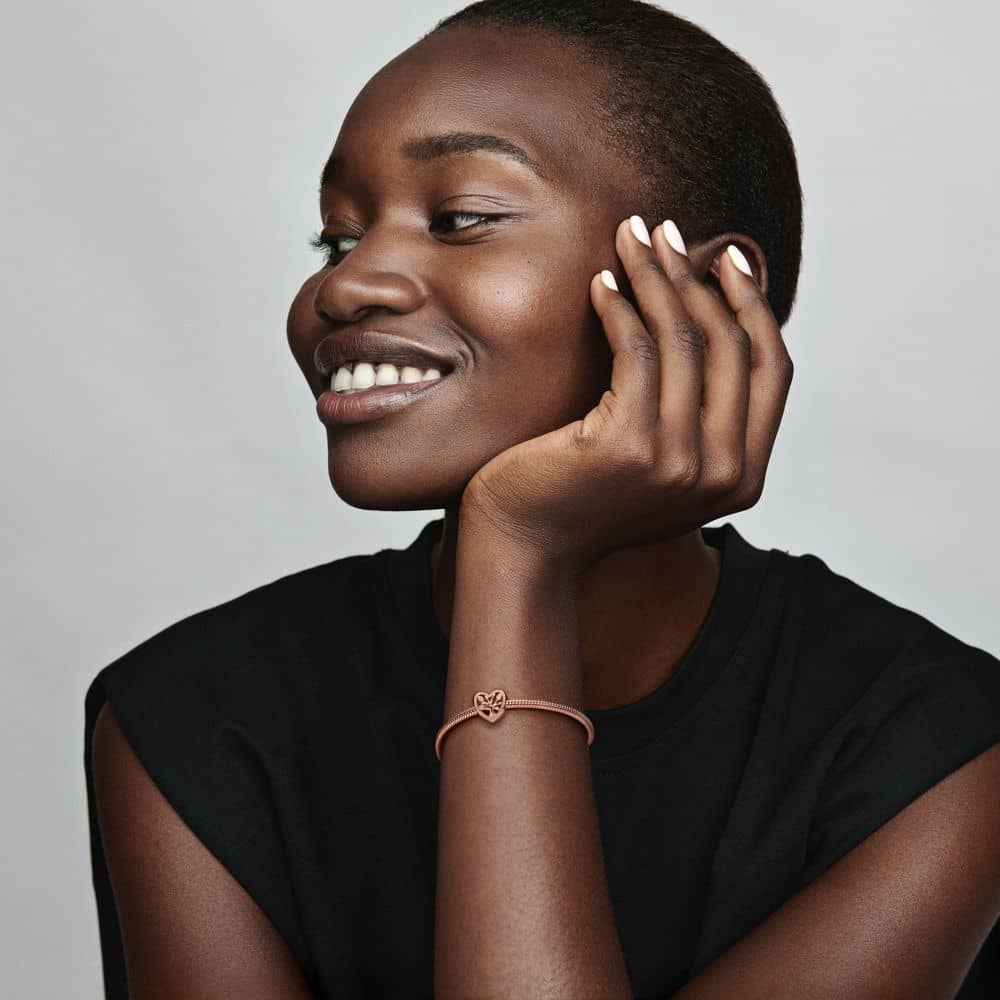 Ažūra rakstā veidots ģimenes koka sirsniņamulets