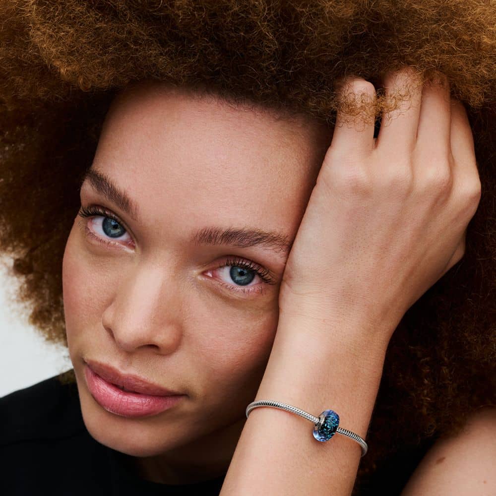 Tumši zils un viļņains okeāna amulets no Murano stikla