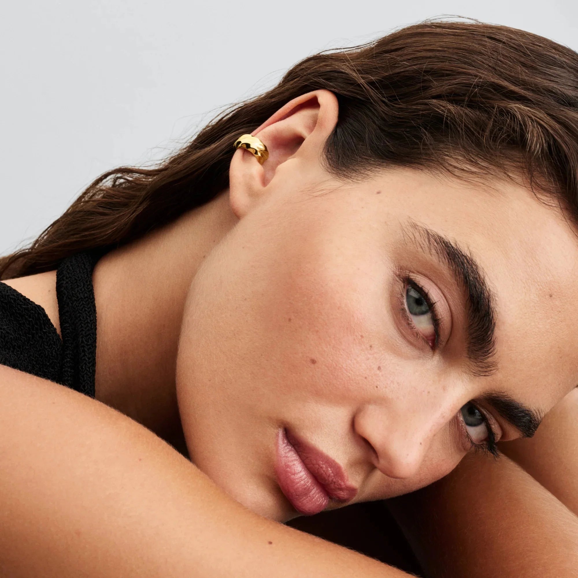 Viļņainas tekstūras auskars