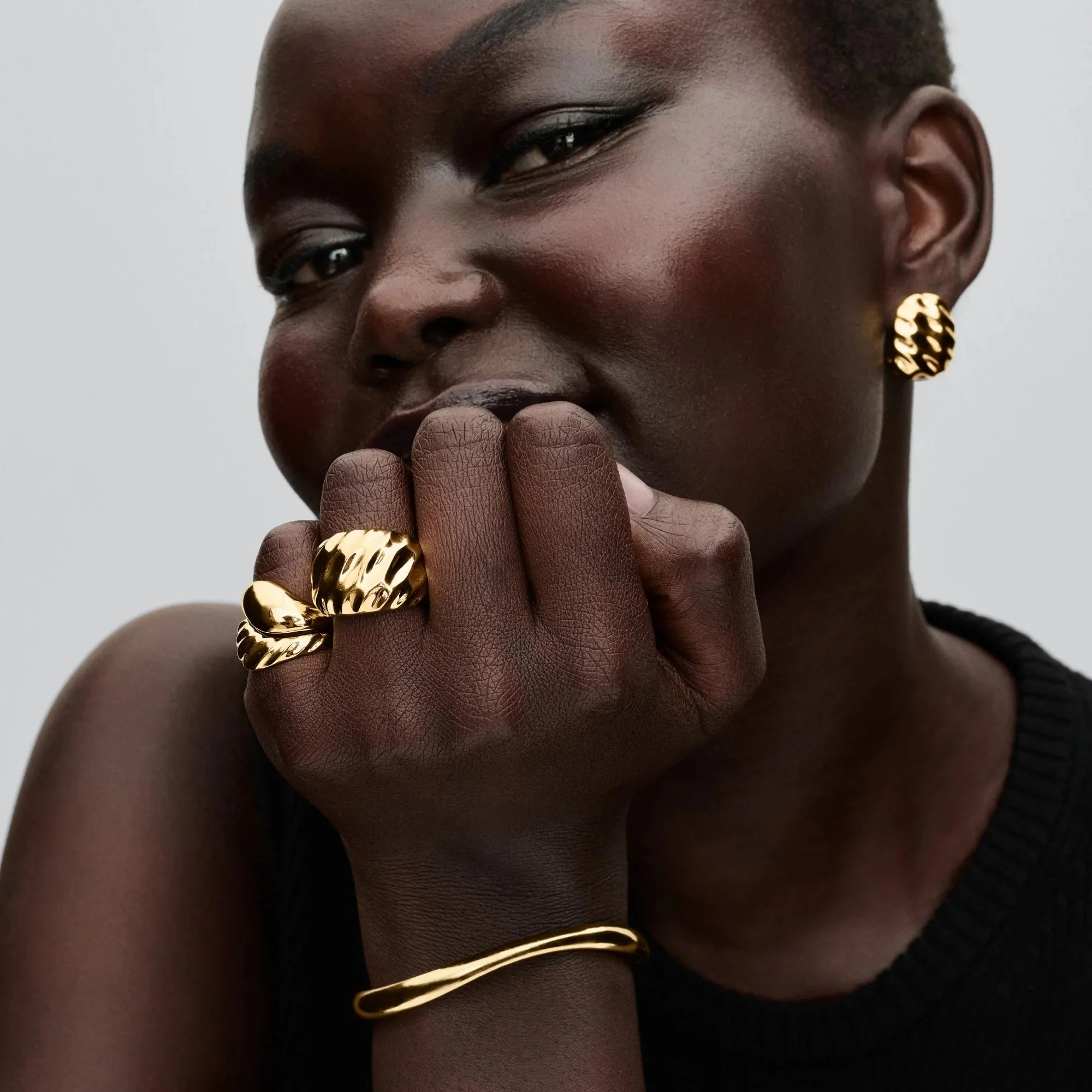 Izteiksmīgs gredzens ar viļņainu tekstūru