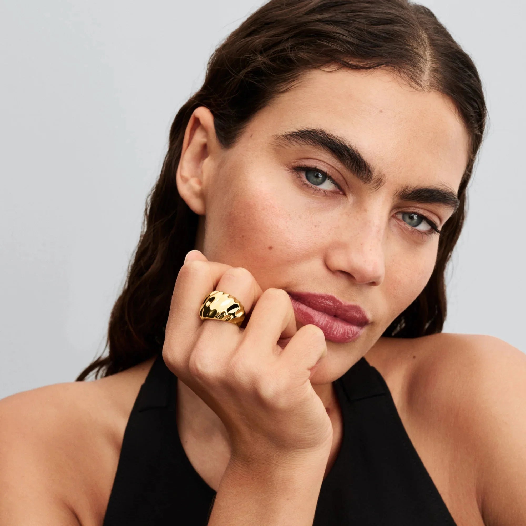 Izteiksmīgs gredzens ar viļņainu tekstūru