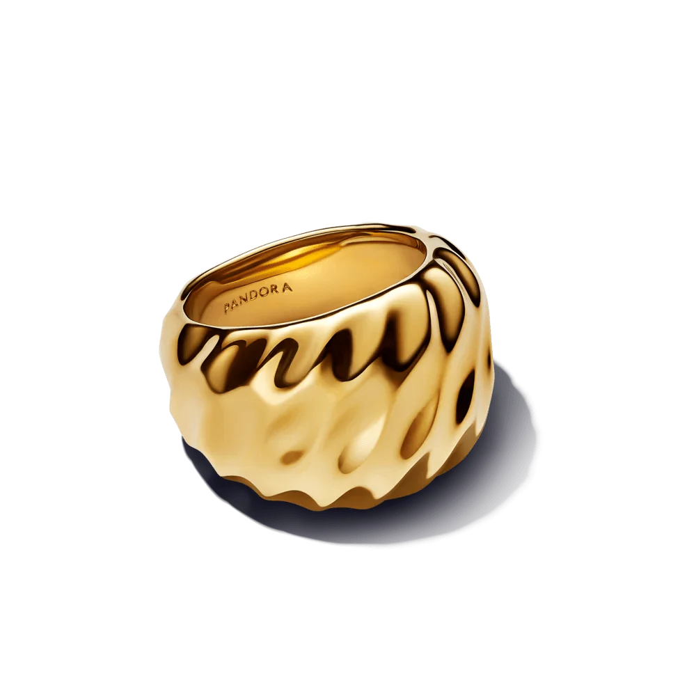 Izteiksmīgs gredzens ar viļņainu tekstūru