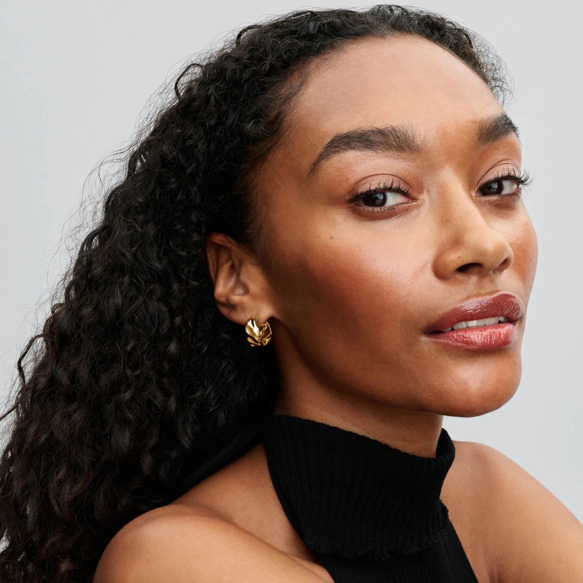 Viļņaini teksturēti stīpiņu auskari