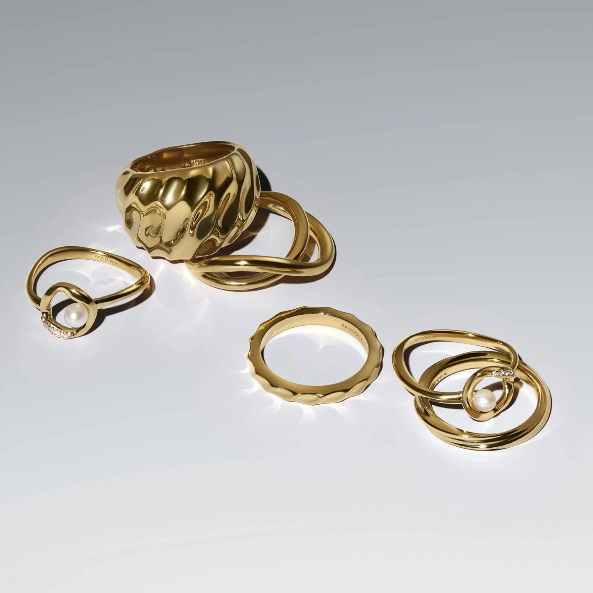 Izteiksmīgs gredzens ar viļņainu tekstūru