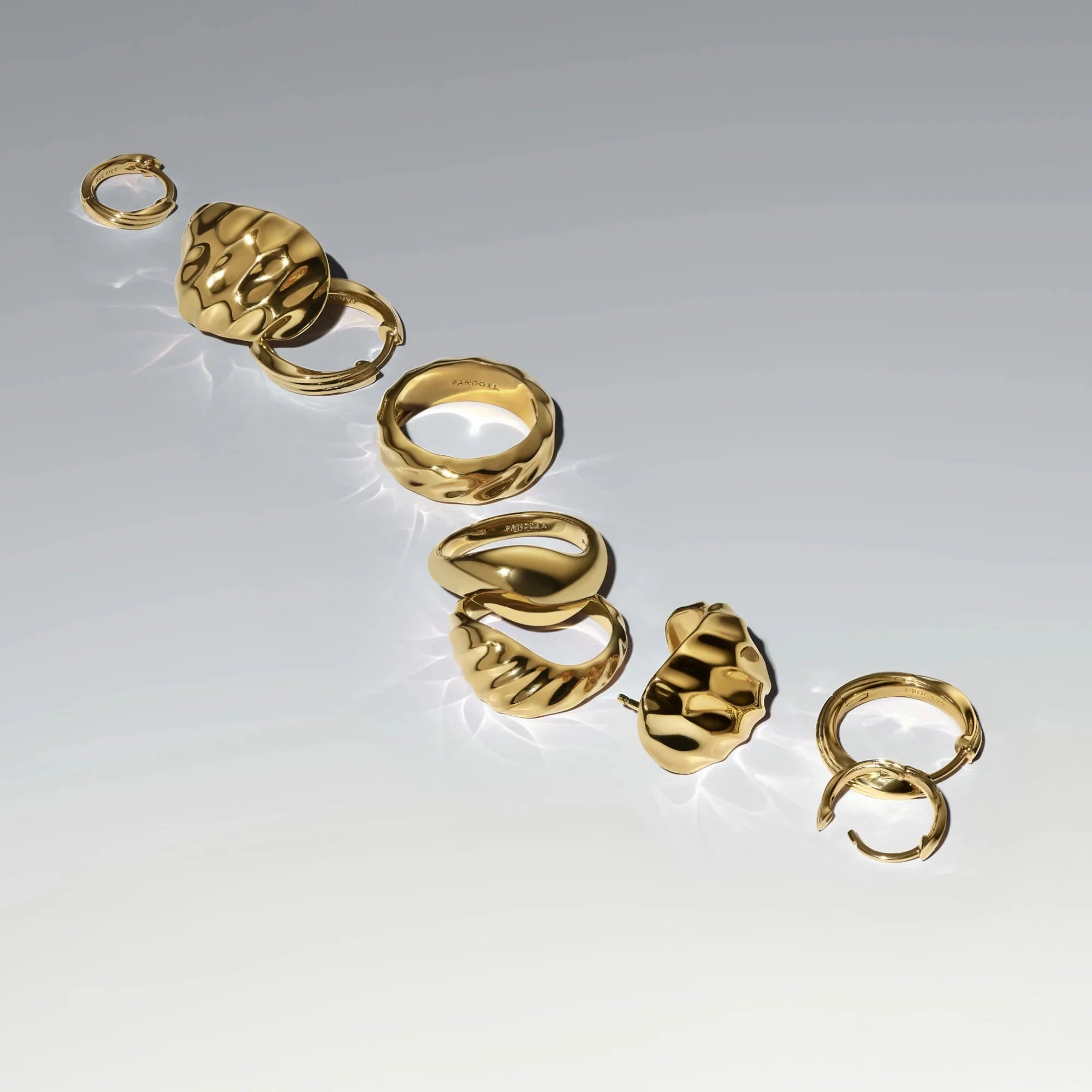 Savīti stīpiņu auskari