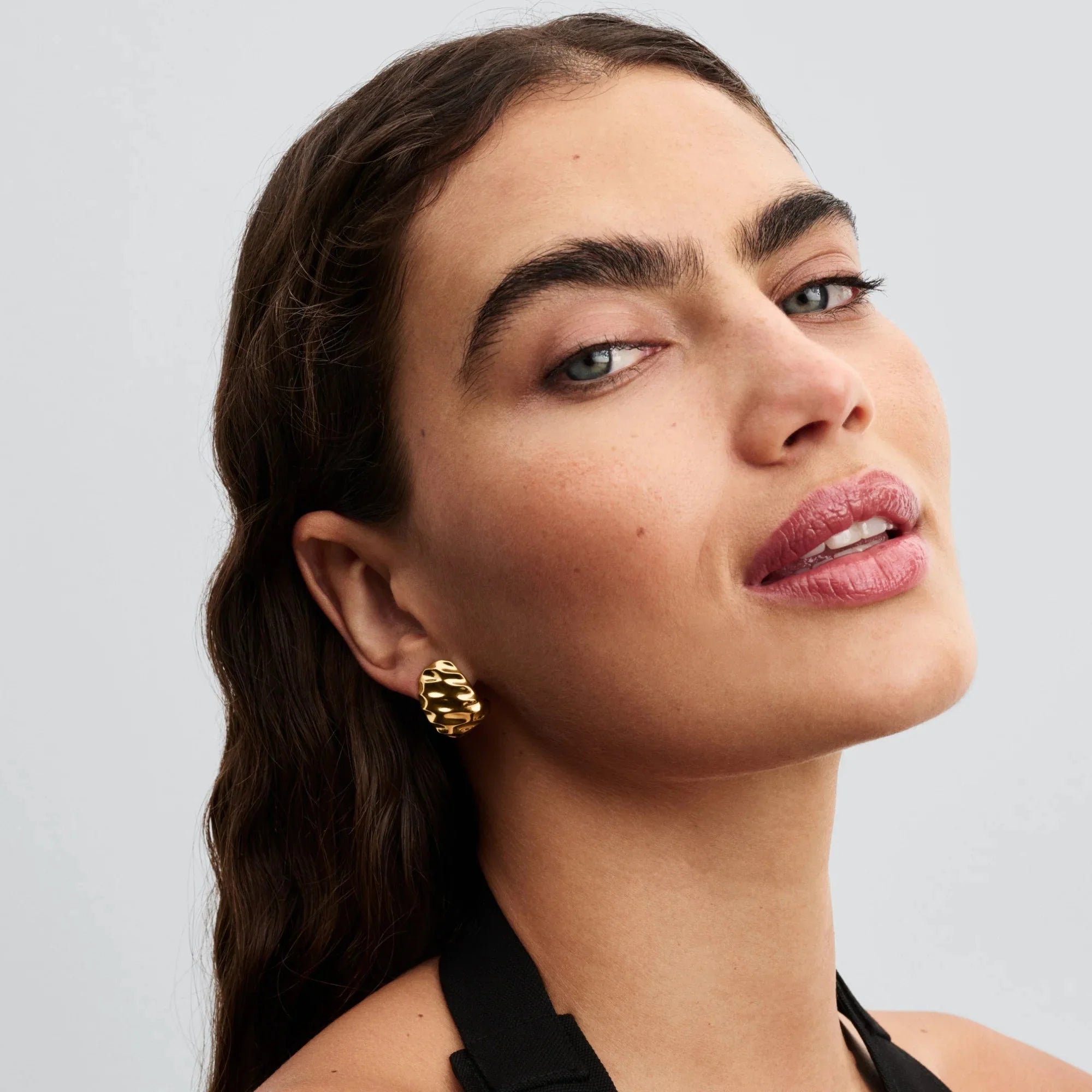 Viļņainas tekstūras plati stīpiņu auskari