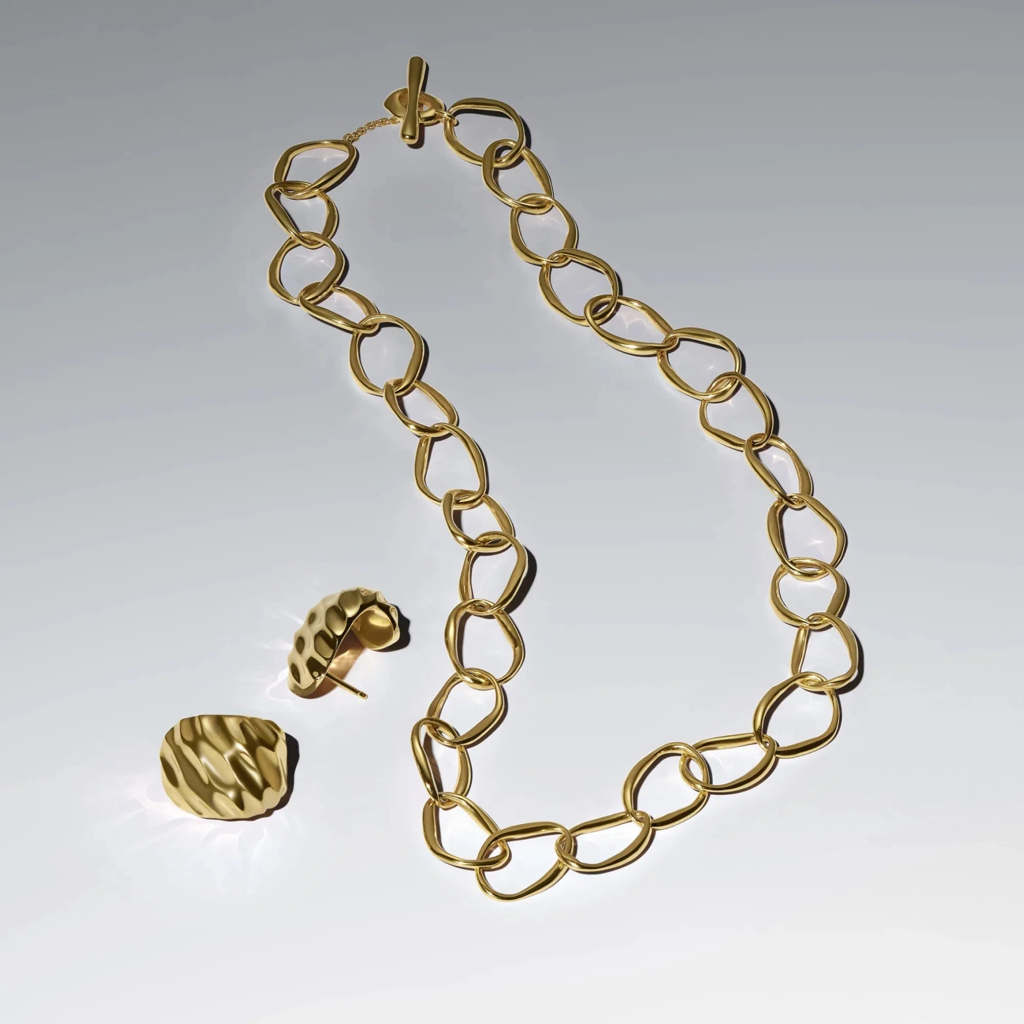 Viļņainas tekstūras plati stīpiņu auskari